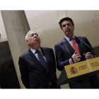 El ministro de Industria, José Manuel Soria, acompañado por el titular de Exteriores, José Manuel García Margallo (izquierda) y por el secretario de Estado de Comercio, Jaime García Legaz, el lunes.