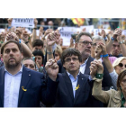 Junqueras, Puigdemont y Forcadell, durante la manifestación de ayer por el centro de Barcelona. QUIQUE GARCÍA