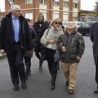 Carrasco con un usuario del centro, el director de Cosamai y el diputado José Manuel Moro.