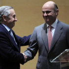 Guindos felicita al nuevo presidente de la Comisión Nacional de Mercados, José María Marín Quemada, este martes.