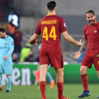 De Rossi, a la derecha, celebra con su compañero Kosta Manolas el pase a semifinales con Leo Messi y Sergi Roberto al fondo cabizbajos. ETTORE FERRARI