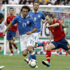 Iniesta y Pirlo volverán a librar una batalla en el medio del campo para ver quién domina al balón.