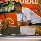 Ferrer, tendido en el suelo, se lleva las manos a la cara de dolor mientras es atendido de su lesión durante el partido de cuartos de final del Abierto Mexicano de Tenis.