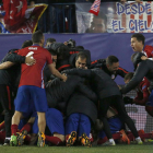 Los jugadores del Atlético celebran la victoria sobre el PSV Eindhoven tras la tanda de penaltis. HUESCA