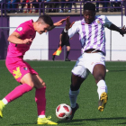 Kaxe intenta rematar un balón ante la oposición de Salisu en el partido del pasado sábado ante el Real Valladolid B. LOF