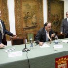 Valderas y Chamorro flanquean al presidente de la Casa de León en Madrid.