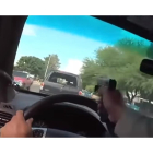 Momento en que el policía de Las Vegas comienza a disparar a través de la luna delantera del coche patrulla. /