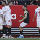 El centrocampista del Sevilla Ivan Rakitic celebra con sus compañeros el primer gol de los de Lopetegui ante el Betis. JOSE MANUEL VIDAL