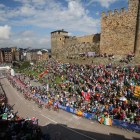 Cientos de seguidores esta mañana ante el Castillo de Ponferrada para contemplar la prueba élite del Mundial de Ciclismo