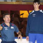 El técnico ademarista, Manolo Cadenas, durante un entrenamiento da instrucciones ante la atenta mirada del ruso Tatarintsev.