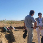 La concejala de Acción y Promoción Cultural, Elena Aguado, junto a los profesores de la ULE, Carlos Fernández y Raquel Martínez, en la excavación. DL