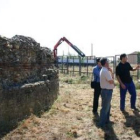 Los arqueólogos y expertos y la maquinaria al fondo, ayer en Marialba de la Ribera.