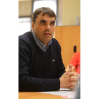 Tiene 38 años, es licenciado en Ciencias Químicas y afronta con optimismo su primer reto en la política local. Entiende la política como un elemento de conexión con el ciudadano, cercana y en la que son los vecinos los que tienen que decidir. Se propone a
