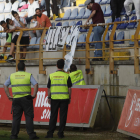 El servicio de seguridad de la Cultural retira las pancartas que piden la dimisión de Llamazares. FERNANDO OTERO