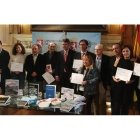 Foto de familia de los premiados con el presidente de la Diputación y el diputado de Cultura. DL