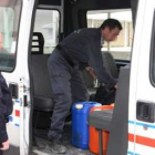 Policías franceses cargan en un furgón los explosivos hallados en un garaje de Grenoble