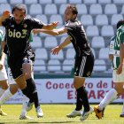 El delantero brasileño Yuri se zafa de su compañero Iván Moreno tras anotar el tanto que le dio los tres puntos a la Deportiva Ponferradina en la recta final del encuentro disputado en el Nuevo Arcángel de Córdoba.