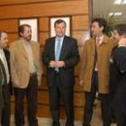 Antonio Silván e Ignacio Tejera, en el centro, con otros miembros de la asociación de constructores