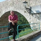 José Luis García posando en el acueducto romano de El Encañao