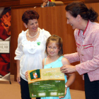 Jose García Cirac entrega el Premio Día de Castilla y León en clase 2012 a una de las alumnas ganadoras.