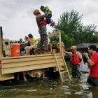 Equipos de socorristas fueron registrados este domingo al asistir a varias personas afectadas por las inundaciones, tras el paso de huracán Harvey, en Houston (Texas, EE.UU.).
