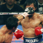El púgil mexicano, que iba perdiendo la pelea, conecta un directo al rostro del gran campeón Manny Pacquiao.