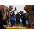 Isabel Carrasco y César Antón jugaron una partida al minifutbolín con Mª Eugenia Gancedo y Concepció