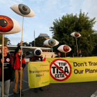 Activistas de Greenpeace protestan contra los acuerdos comerciales del TTIP y CETA en Ginebra, este martes.