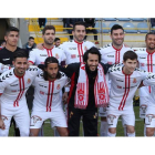 El púgil catarí Fahad Al Thani junto al equipo culturalista antes del inicio del encuentro disputado en el estadio Reino de León. RAMIRO