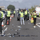 Agentes de la Guardia Civil y miembros de Emergencias, en el lugar en el que fallecieron dos ciclistas atropellados, en Oliva (Valencia).