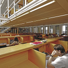 Alumnos en una de las bibliotecas del campus. ARCHIVO