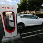 Un Tesla S conectado a un punto de recarga en California