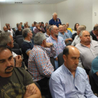 Un agricultor interviene durante la asamblea de la comunidad de regantes. DOMINGO