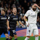 Benzema lamenta una de las tantas ocasiones que perdonó el Real Madrid para llevarse la victoria contra la Real Sociedad. JUANJO MARTIN