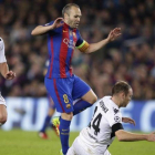 Iniesta evita a Jantschke, el jugador del Borussia, en el Camp Nou.