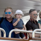 Elton John y su pareja, David Furnish, con sus hijos, nacidos de gestación subrogada, de vacaciones en Saint Tropez, en el 2014.