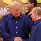 Trump y Putin se saludan en la cumbre Asia-Pacífico celebrada en Vietnam.