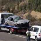 Una grúa recoge el coche accidentado ayer en la A-231 a la altura de Sahagún