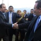 Herrera saluda a Saavedra, con el rector Ángel Penas señalando, durante la inauguración del campus