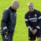 Ronaldo, a la izquierda, y Roberto Carlos, bromean en un entrenamiento