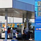 Cuatro estaciones de servicio de la provincia venden ya el gasóleo por debajo de un euro el litro.
