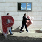 Operarios trabajan en el escenario del congreso en el recinto ferial, ayer en Valladolid.