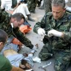 Sanitarios españoles atienden a uno de los heridos en el accidente