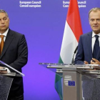 Orbán (izquierda) junto a Tusk, en Bruselas, este jueves.