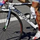 Damiano Cunego se cayó y llegó a meta con la pierna ensangrentada