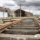 La antigua estación del ferrocarril está semiabandonada y su entorno está intacto desde que se suprimió el paso a nivel del Crucero, ofreciendo un paisaje decadente.