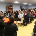 El salón de actos del nuevo centro social se quedó pequeño para acoger en concejo a 150 vecinos.