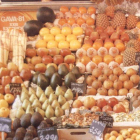 Puesto de frutas y verduras en el mercado. JAVIER