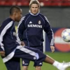 Robinho y Beckham se pasan el balón durante el entrenamiento de ayer en el estadio de Lerkendal
