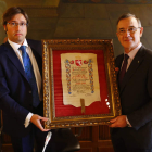 Emilio Orejas entrega la medalla al presidente de Asprona León, José María Martínez, ante la atenta mirada de Martínez Barazón.